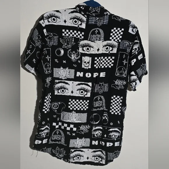 Hot Topic Monochrome Graphic Men's Shirt - Picture 4 of 4